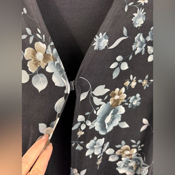 Notations Clothing Co. Y2K black floral plus size business casual top. Size 2X - Picture 3 of 6